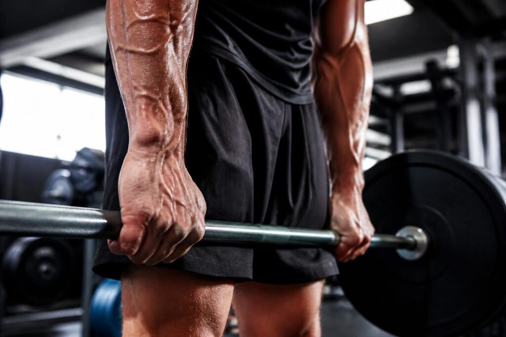 découvrez comment la force de préhension influence le maintien des charges en sport, améliorant performance et prévention des blessures.